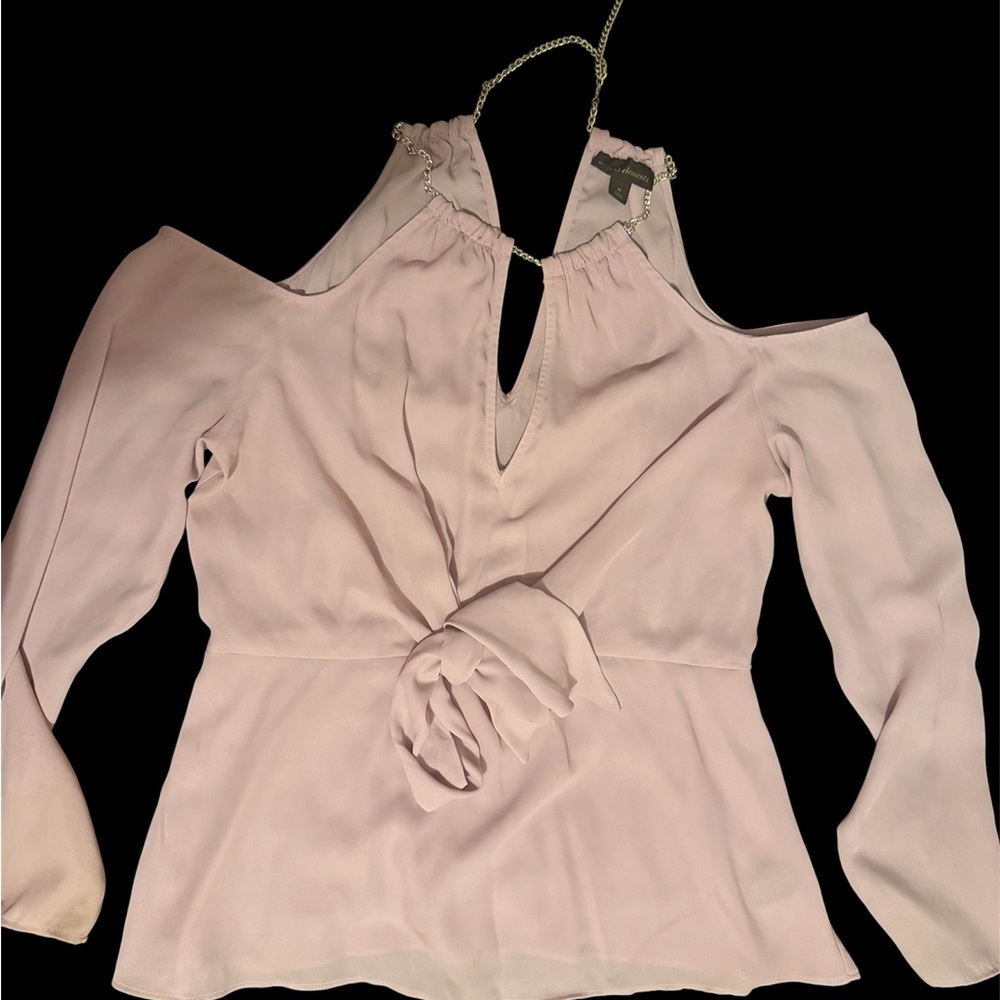 BOLD elements Cold Shoulder Blouse in Light Blush Pink with Chain Strap